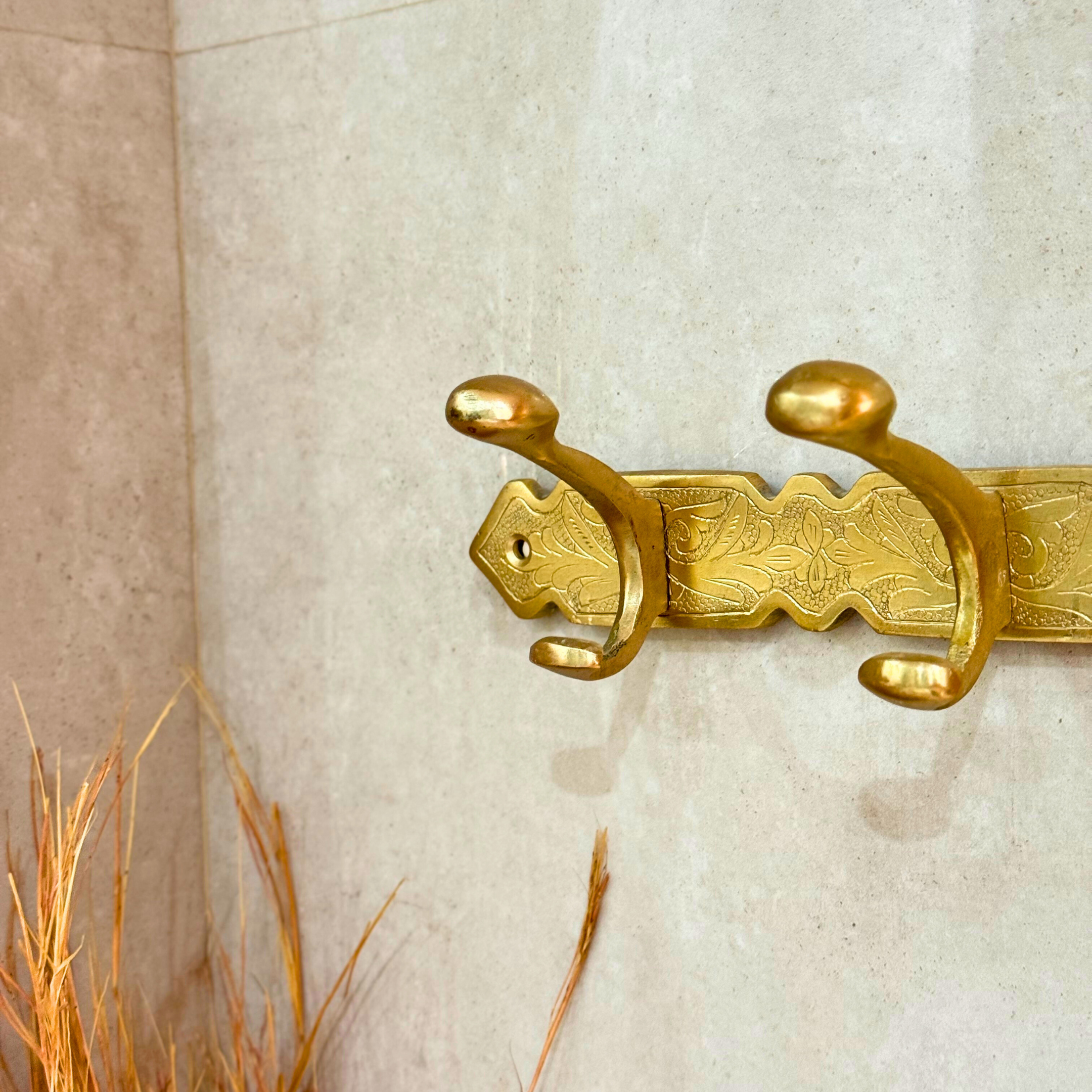 Barre murale artisanale à 2 crochets en laiton doré gravé