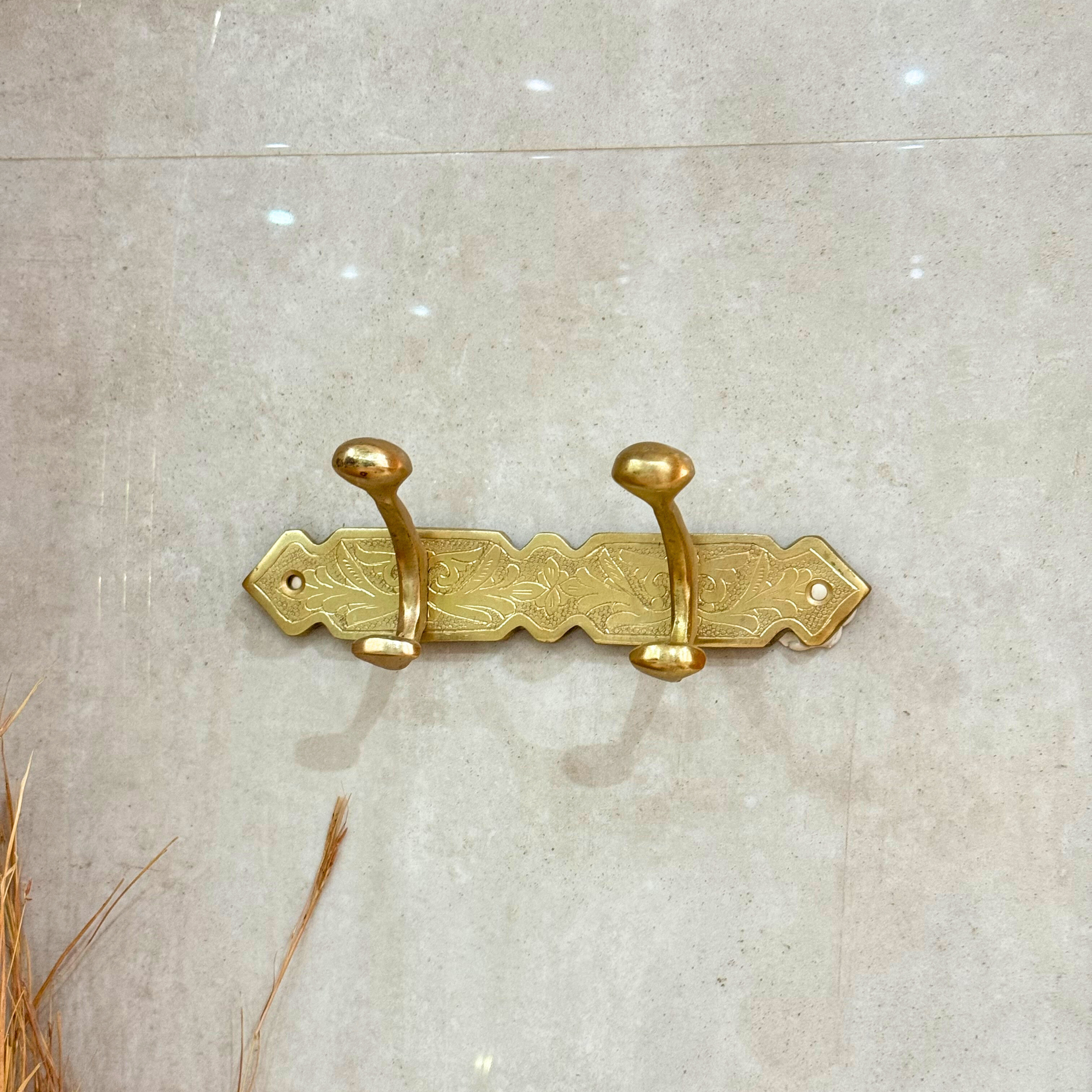 Barre murale artisanale à 2 crochets en laiton doré gravé