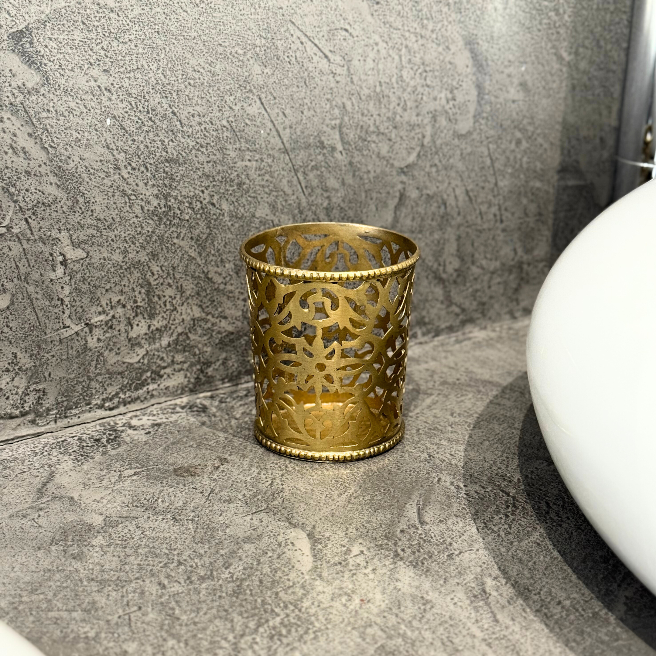 Verre artisanal en laiton doré ajouré