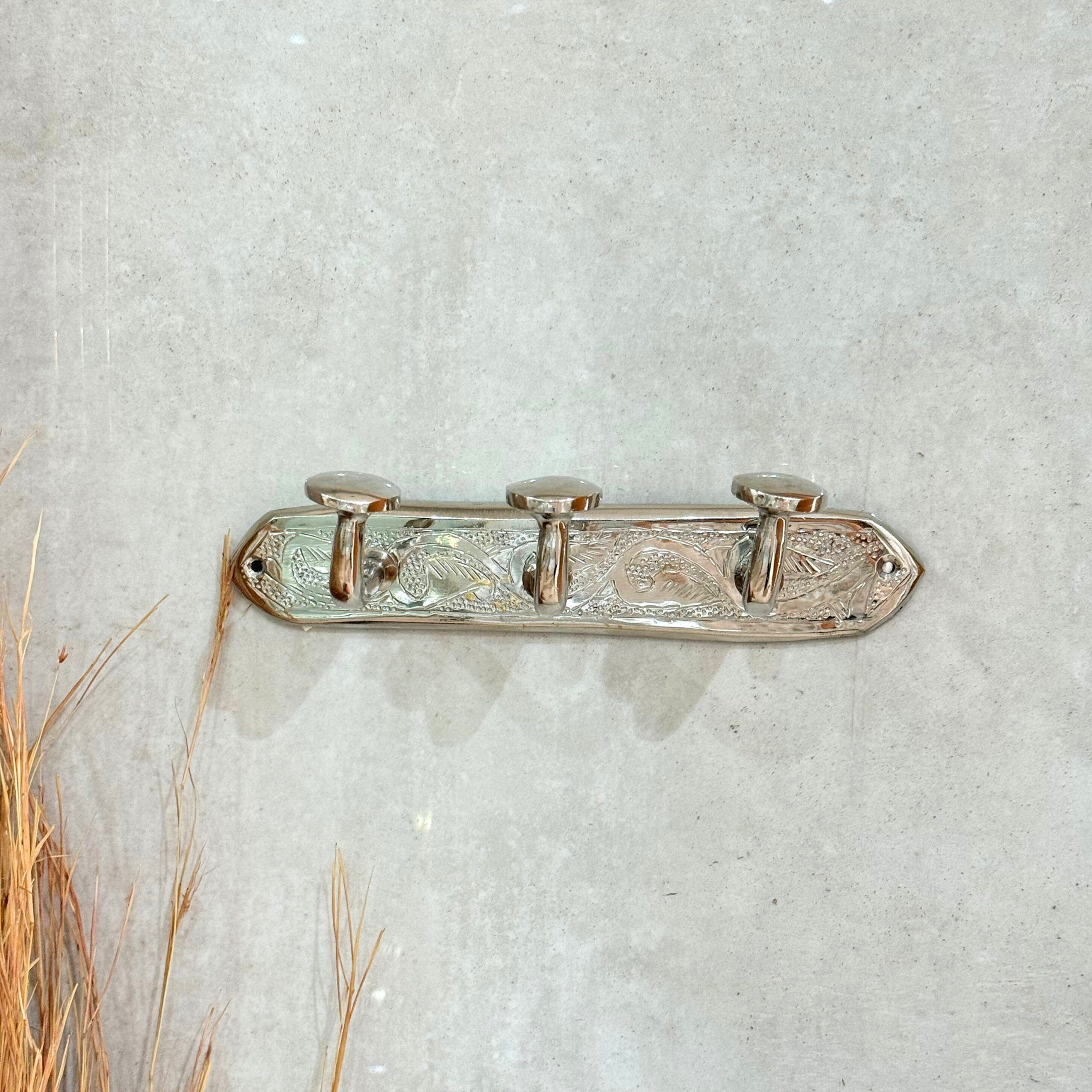 Barre murale artisanale à 3 crochets en laiton argenté gravé