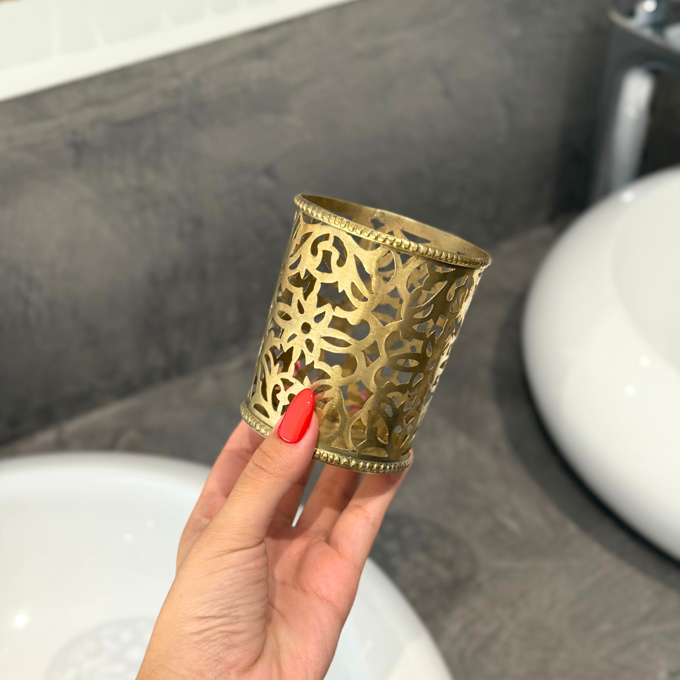 Verre artisanal en laiton doré ajouré