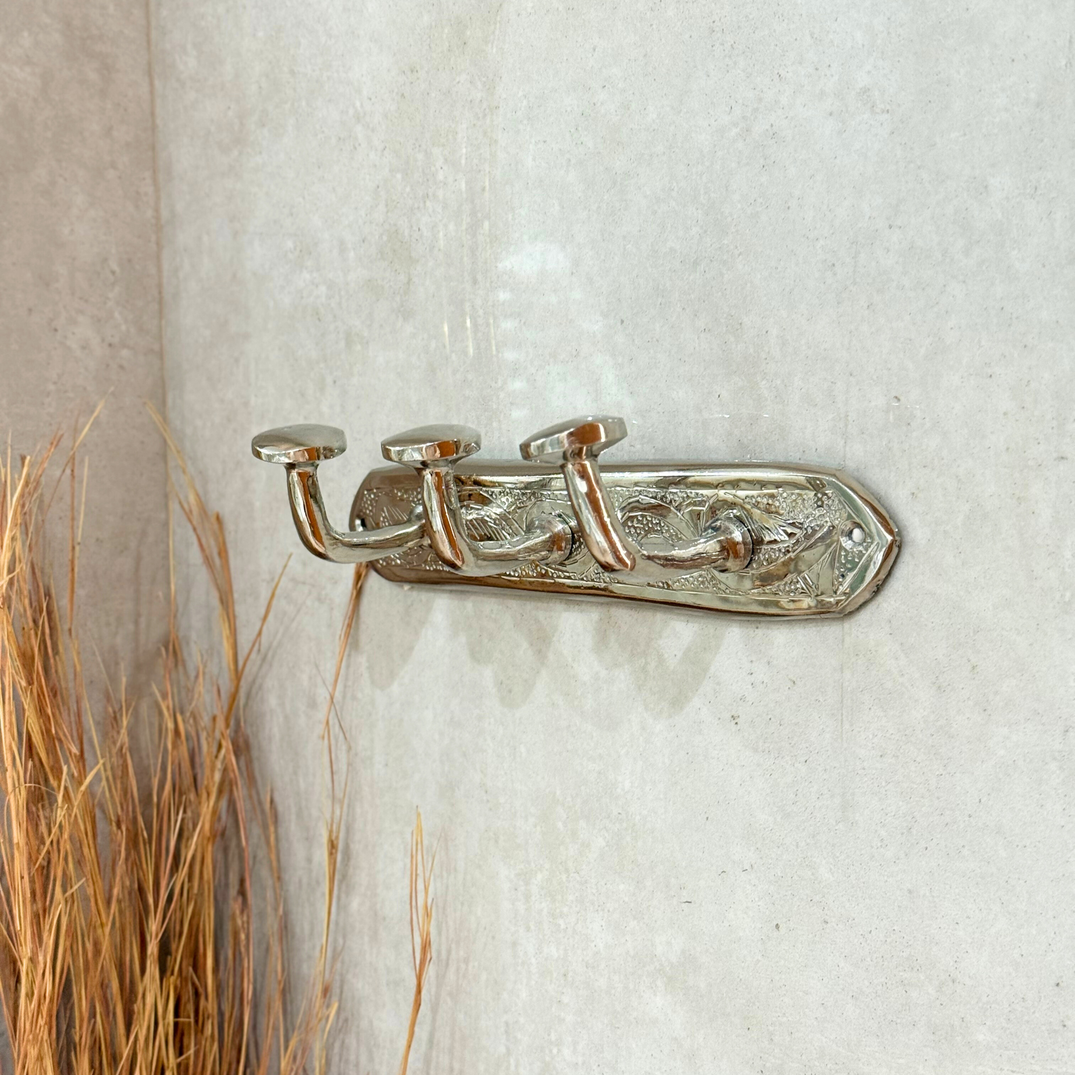 Barre murale artisanale à 3 crochets en laiton argenté gravé