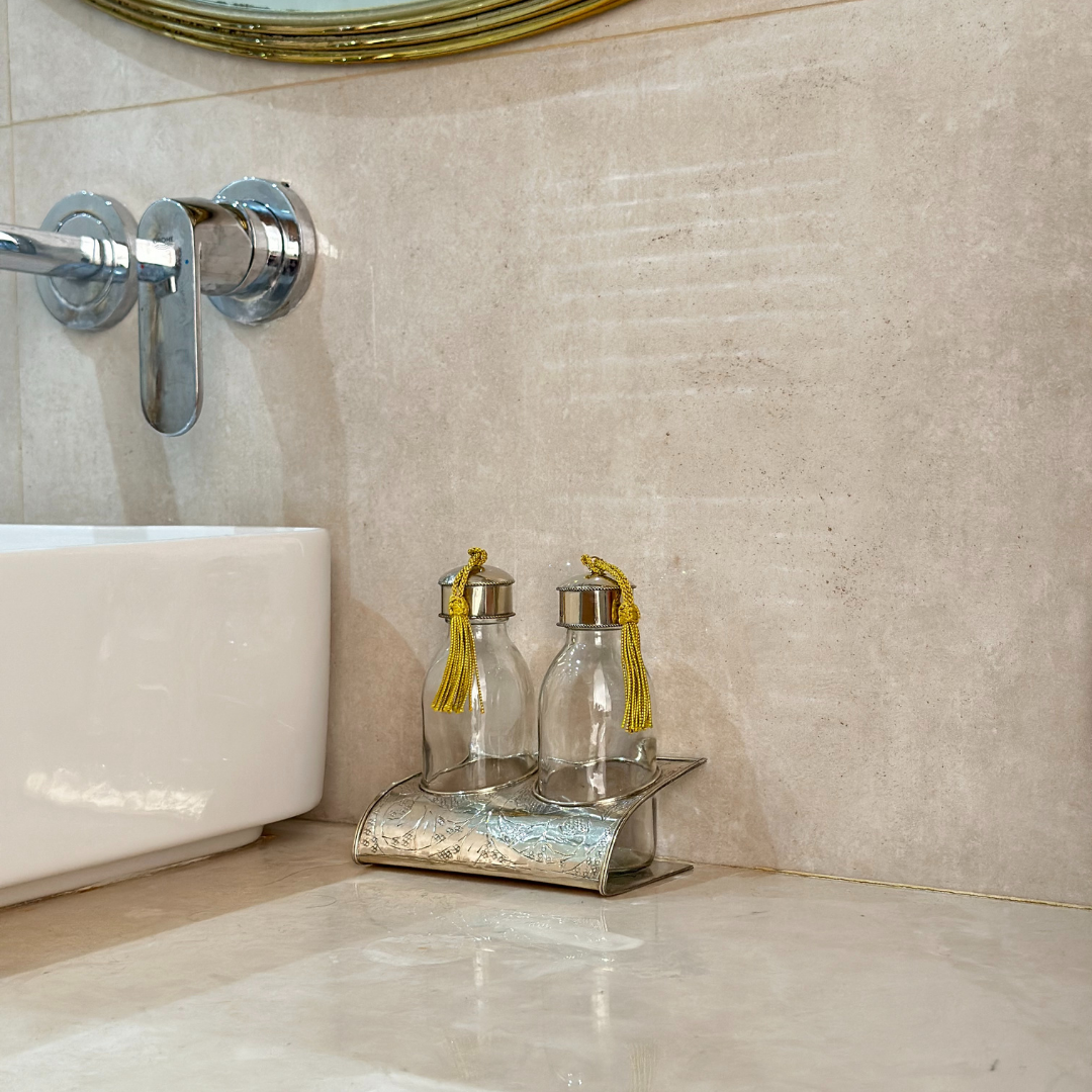 Set de 2 bouteilles artisanales avec support en laiton argenté