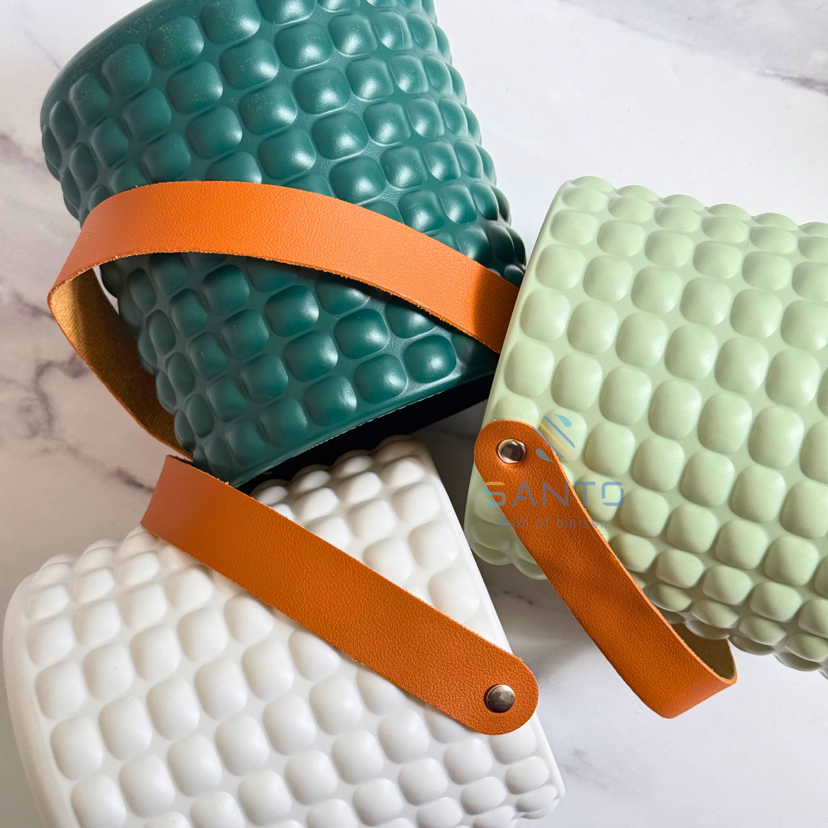 Pot texturé en plastique avec anse