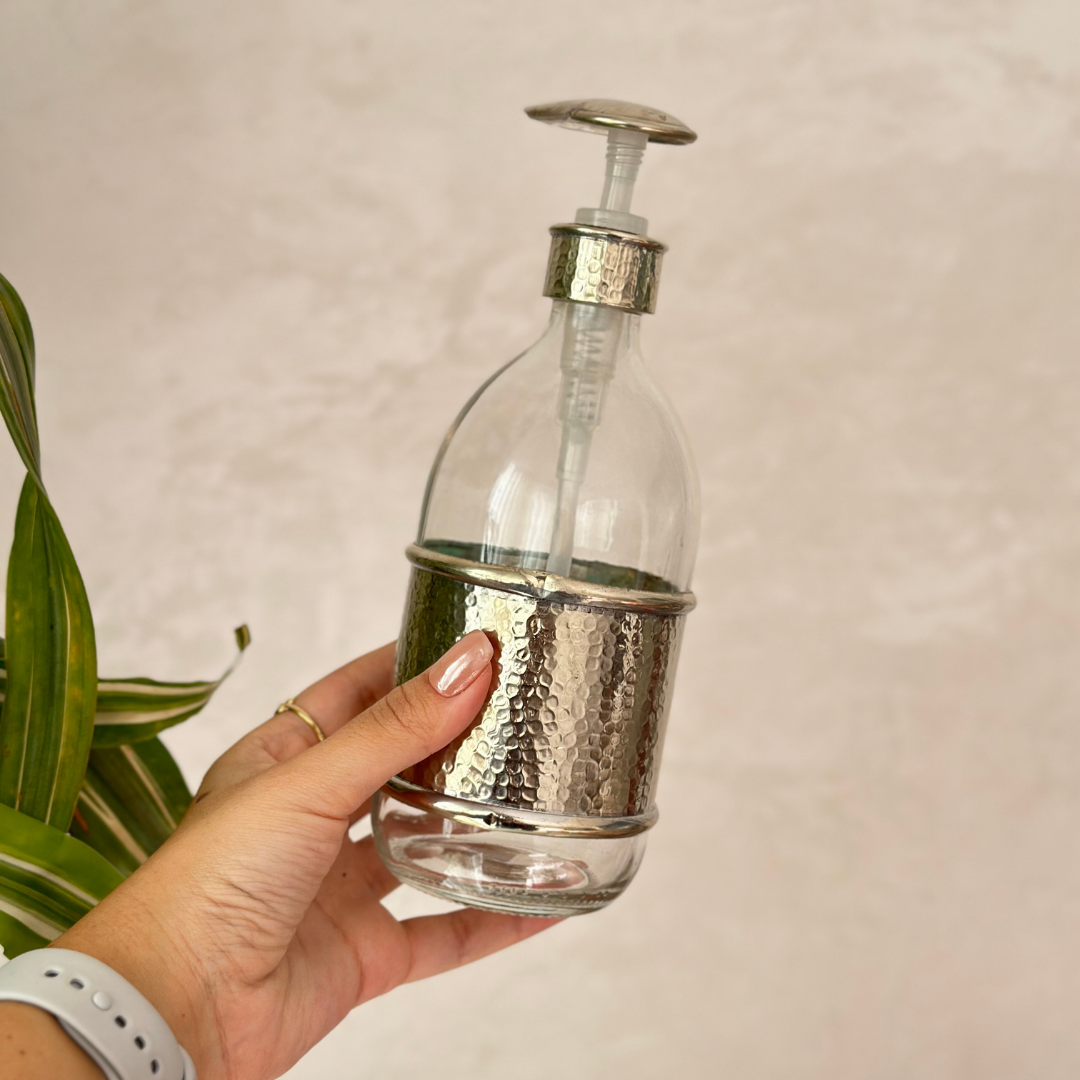 Distributeur de savon artisanal en laiton argenté martelé grand 500ml
