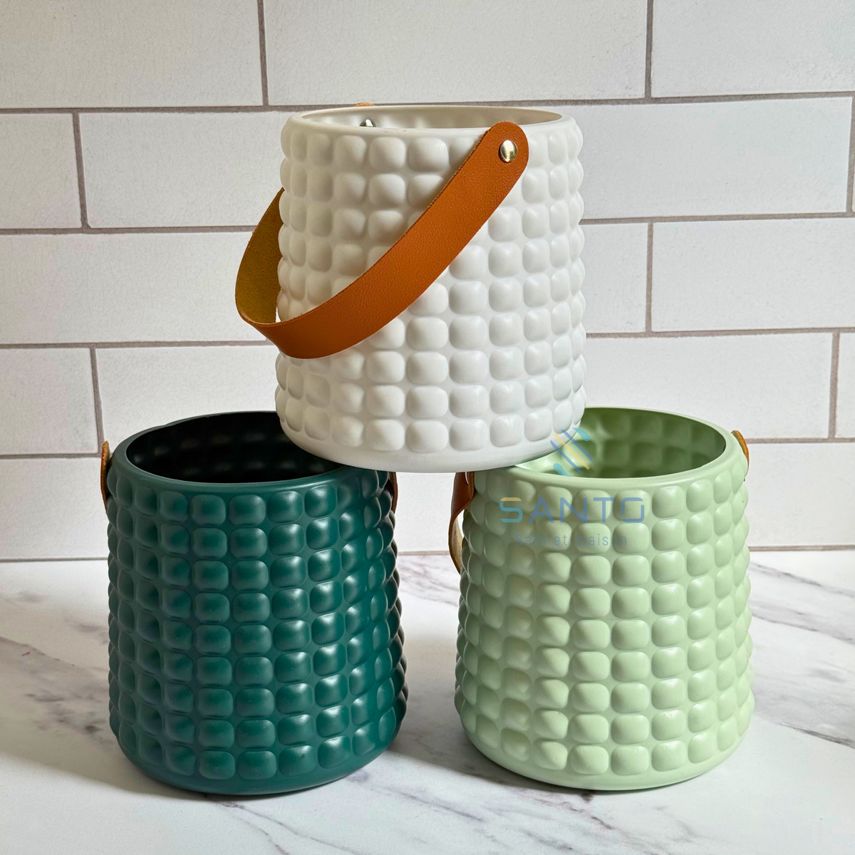 Pot texturé en plastique avec anse