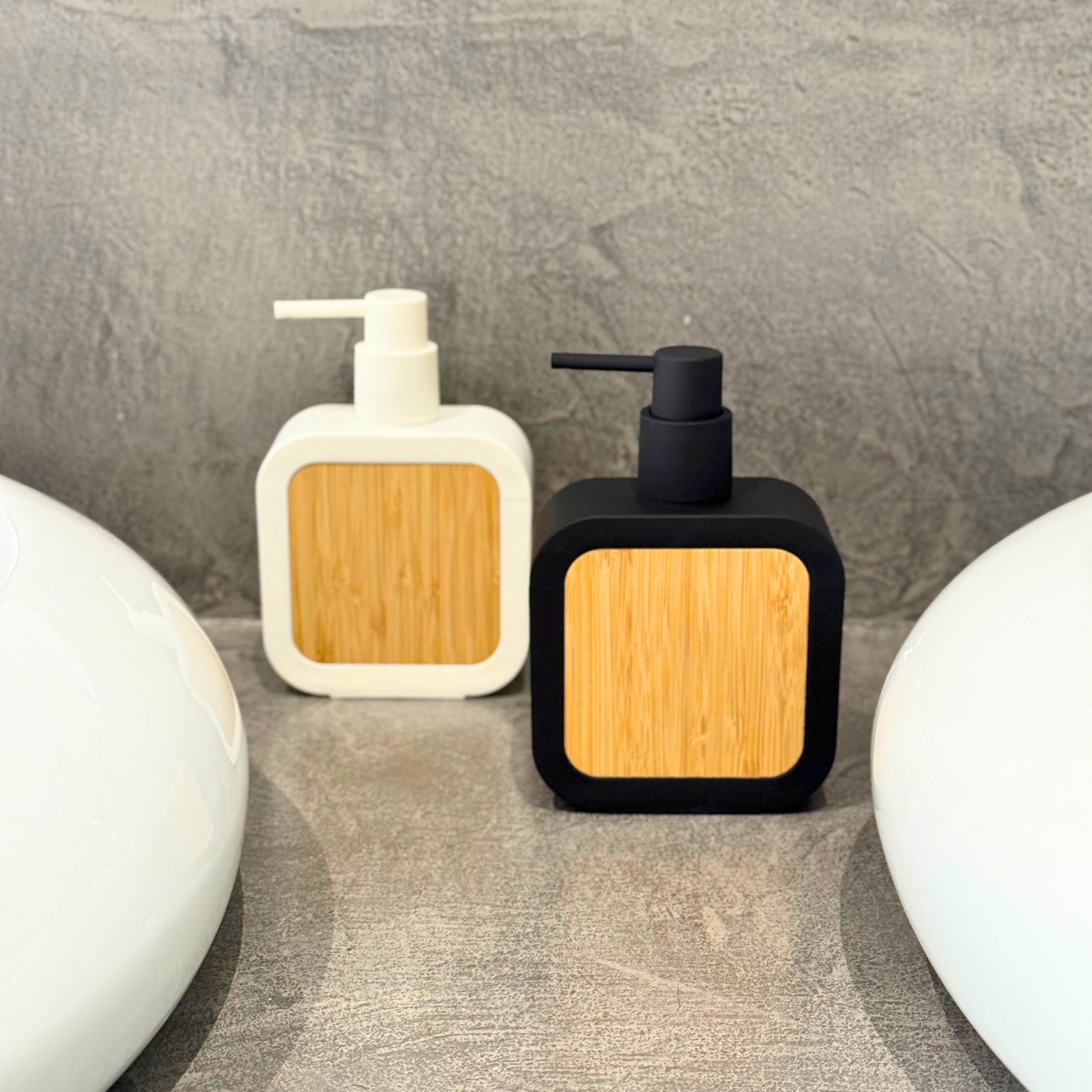 Distributeur de savon liquide en plastique et bambou naturel