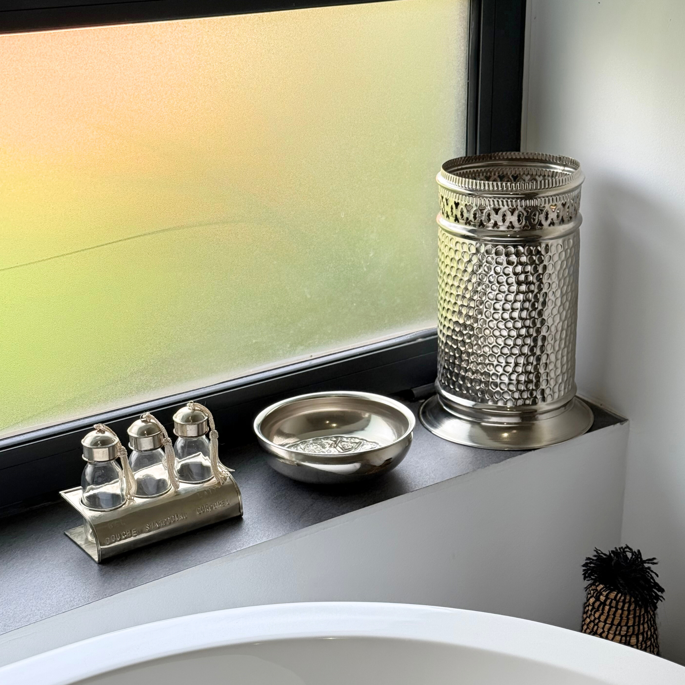 Corbeille artisanale en laiton argenté martelée