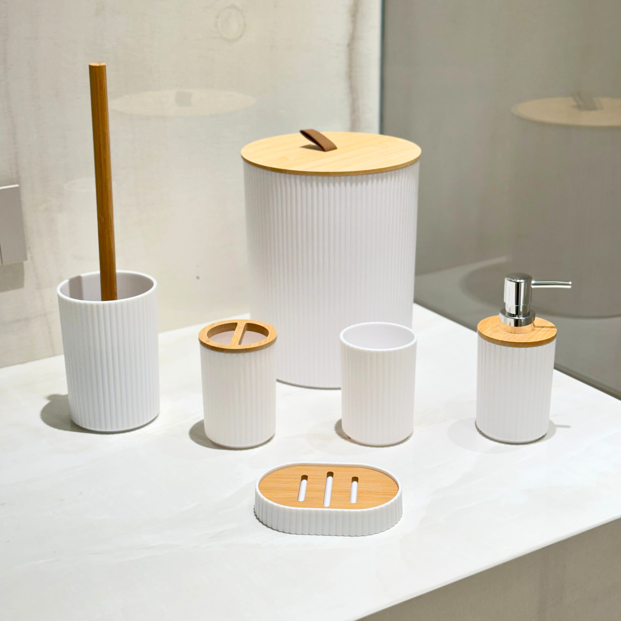 Ensemble accessoires de Salle de Bain 6 Pièces en plastique et bambou