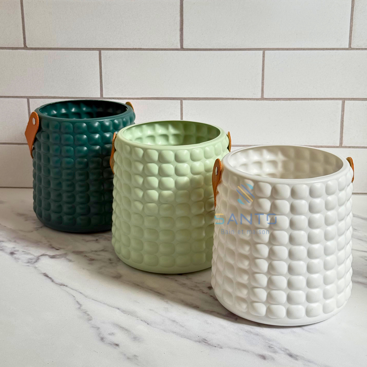 Pot texturé en plastique avec anse