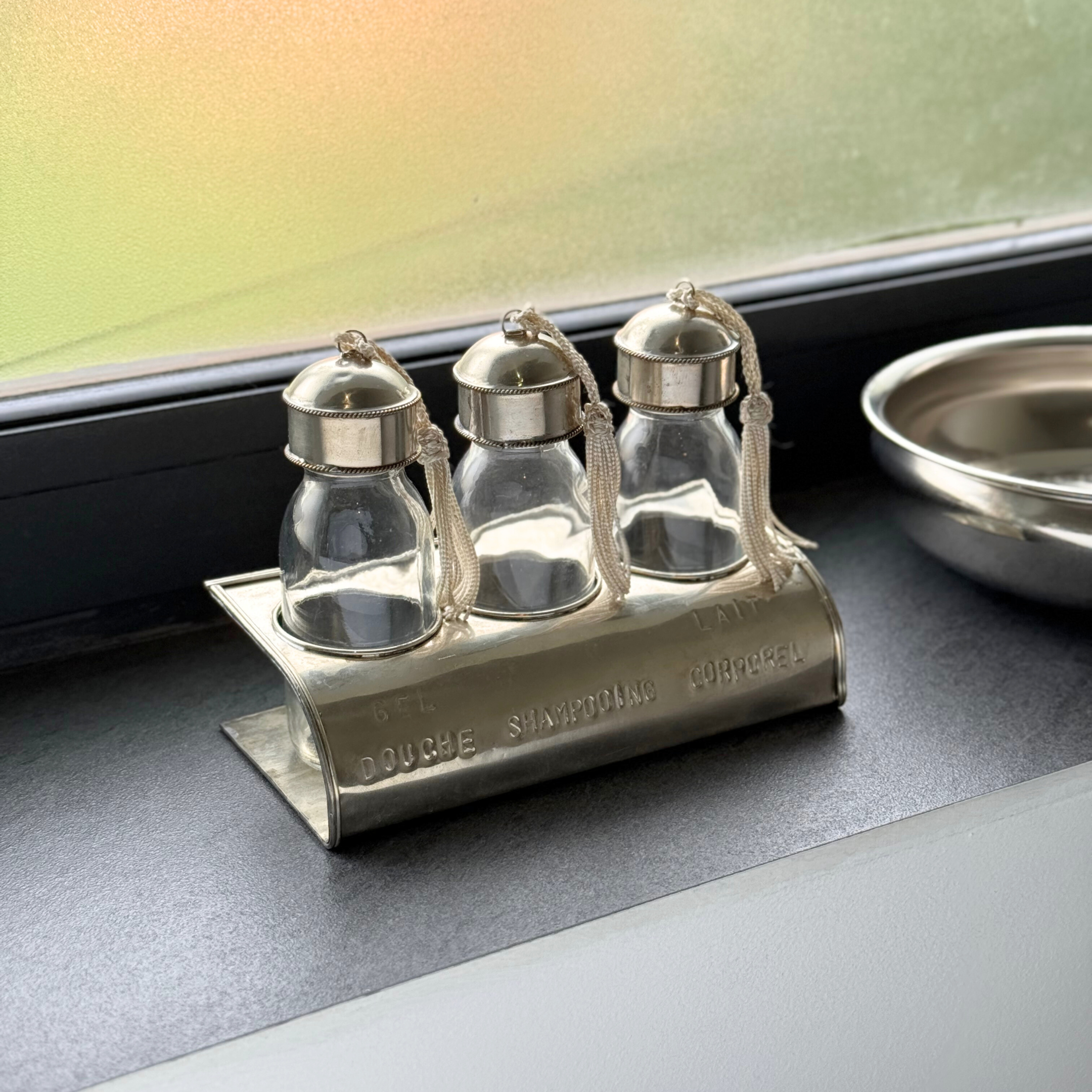 Set de 3 bouteilles artisanales avec support en laiton argenté
