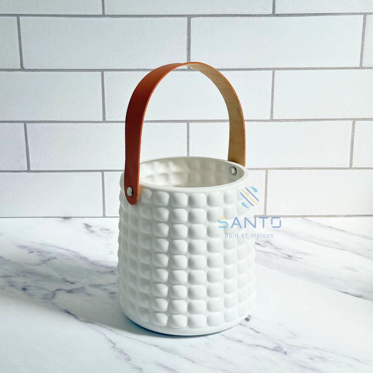 Pot texturé en plastique avec anse