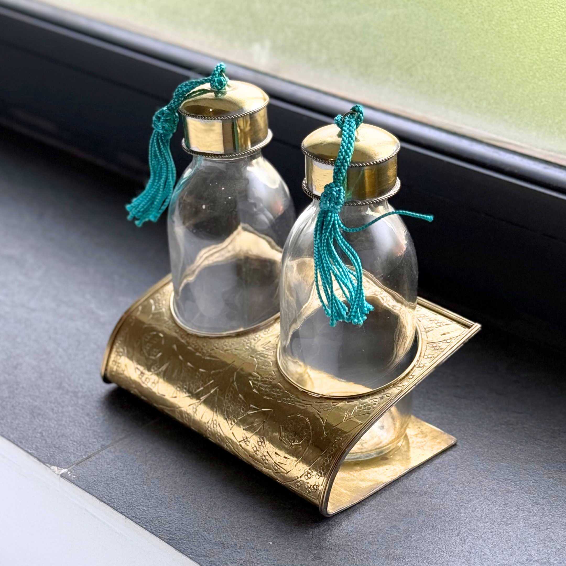 Set de 2 bouteilles artisanales avec support en laiton doré