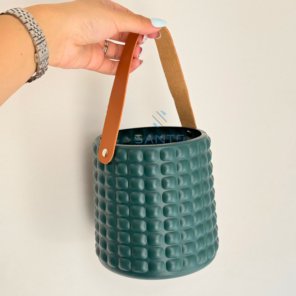 Pot texturé en plastique avec anse