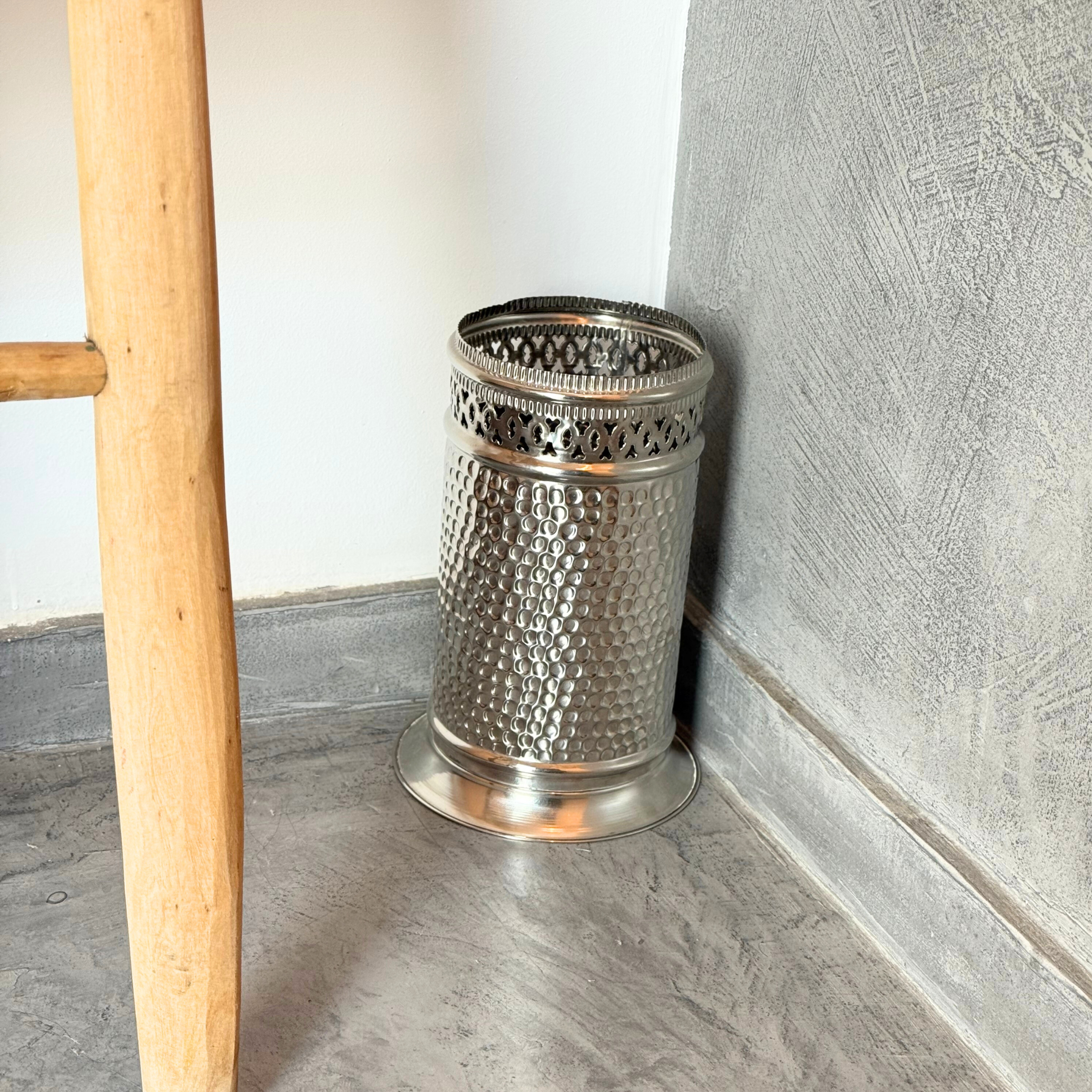 Corbeille artisanale en laiton argenté martelée