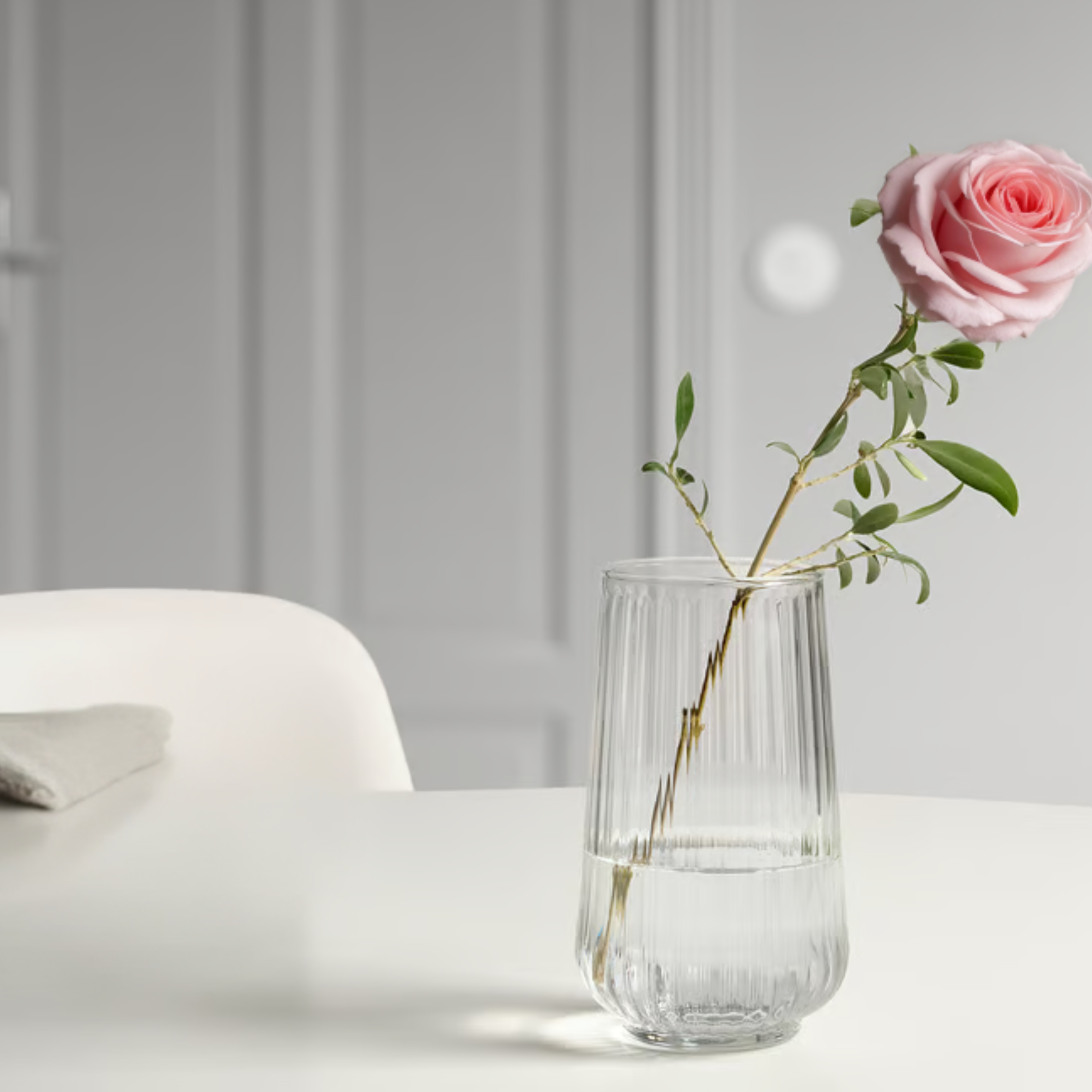 Petit vase en verre transparent