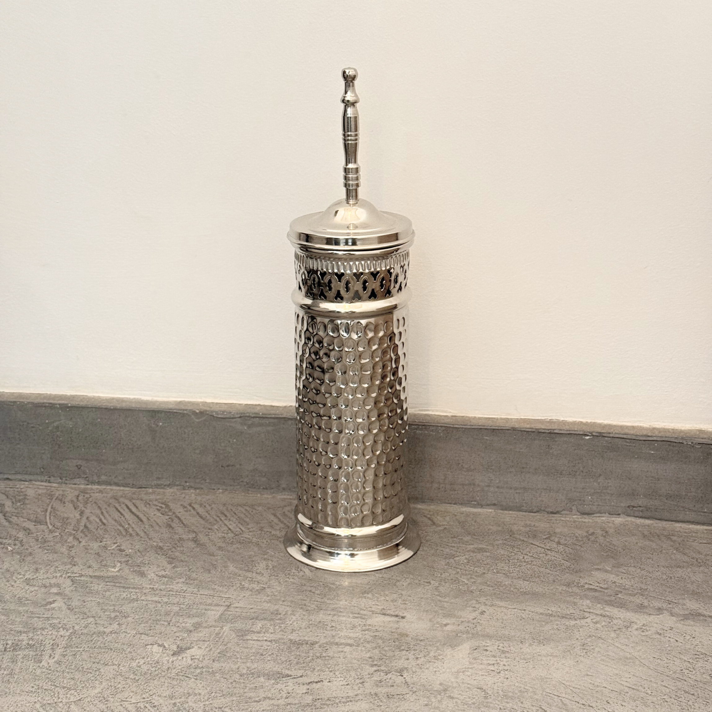Porte brosse artisanale en laiton argenté martelé