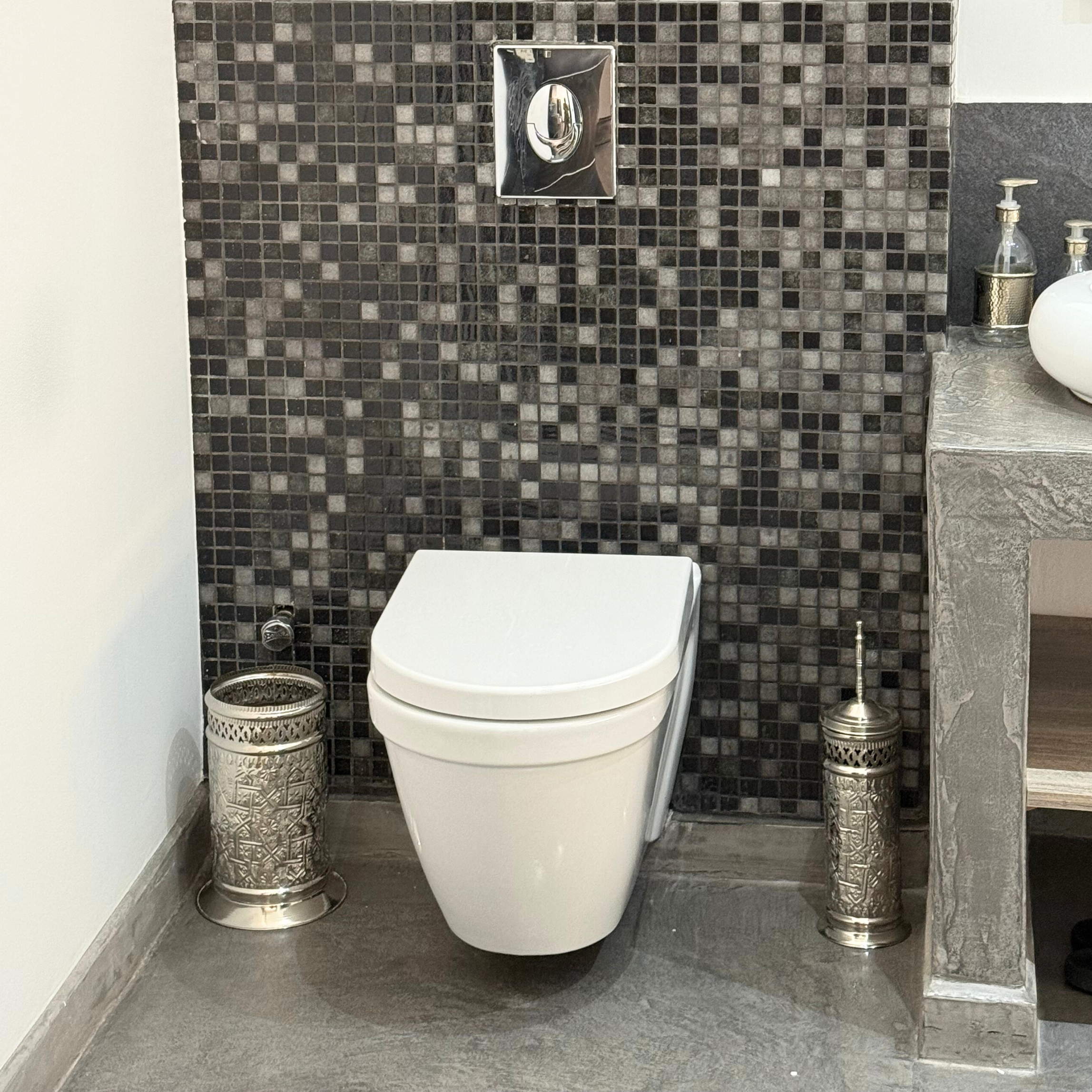 Corbeille artisanale en laiton argenté