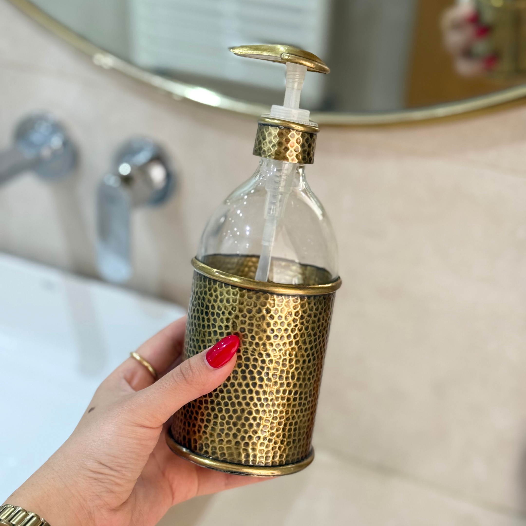 Distributeur de savon artisanal en laiton doré martelé grand 500ml