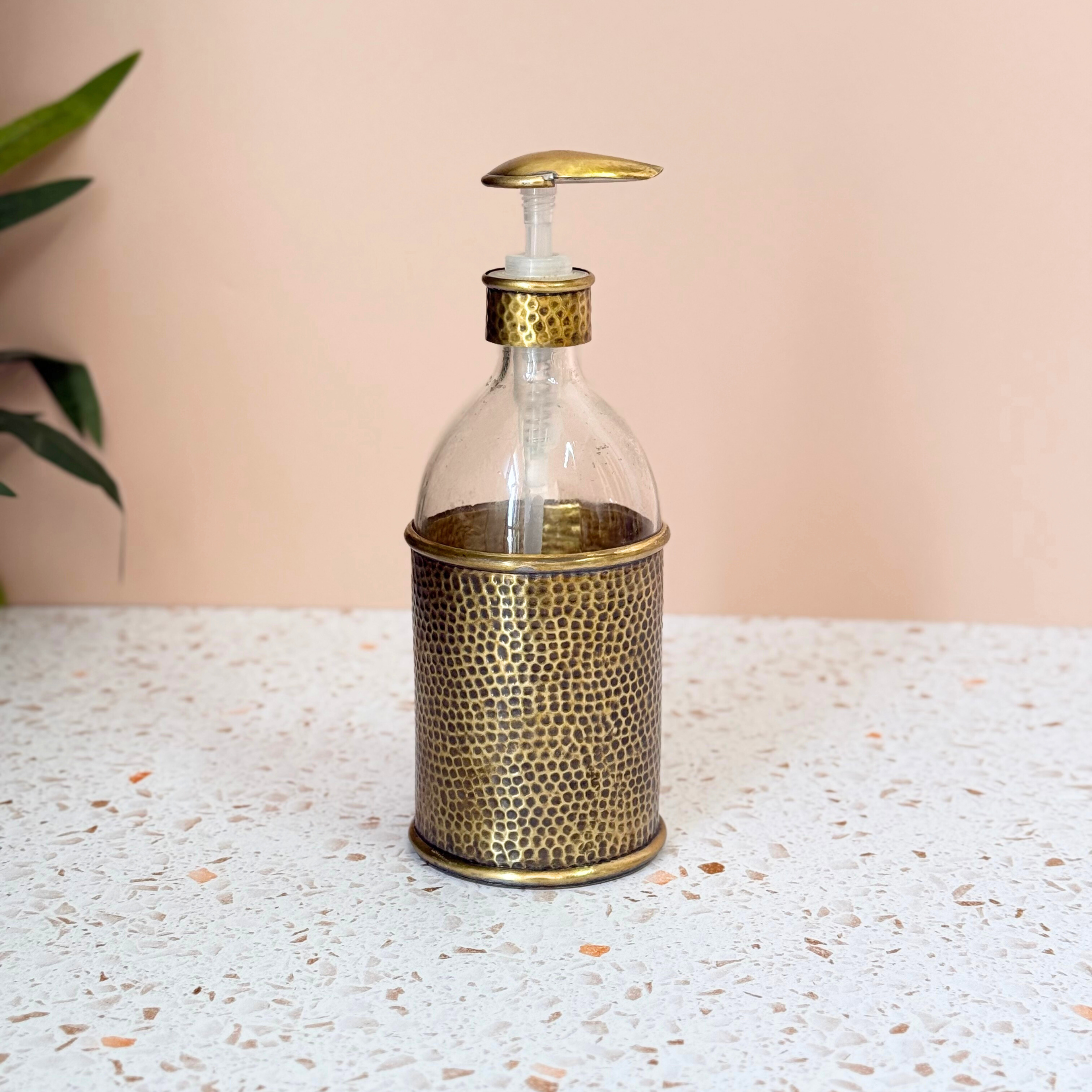 Distributeur de savon artisanal en laiton doré martelé grand 500ml