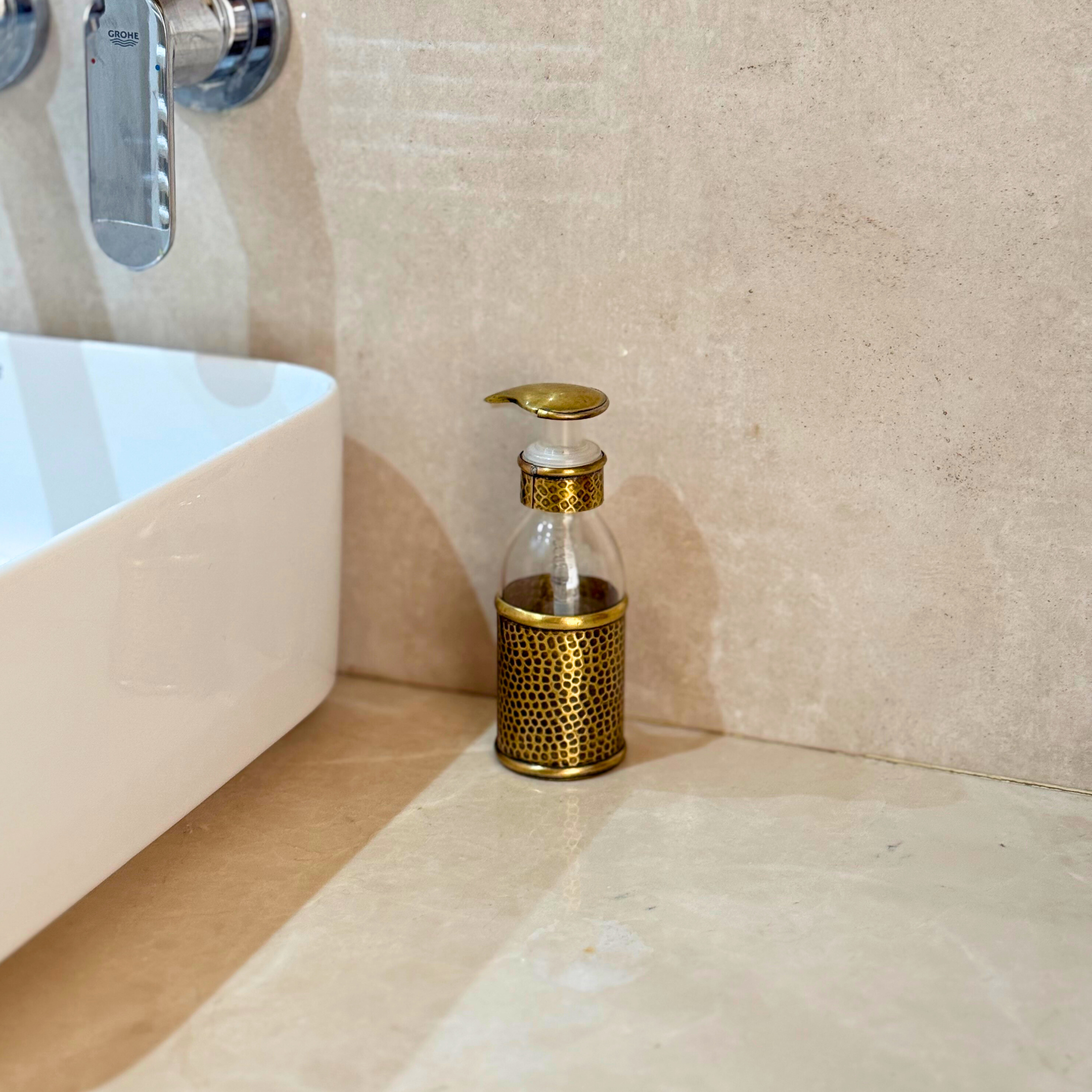 Distributeur de savon artisanal en laiton doré martelé petit 100ml