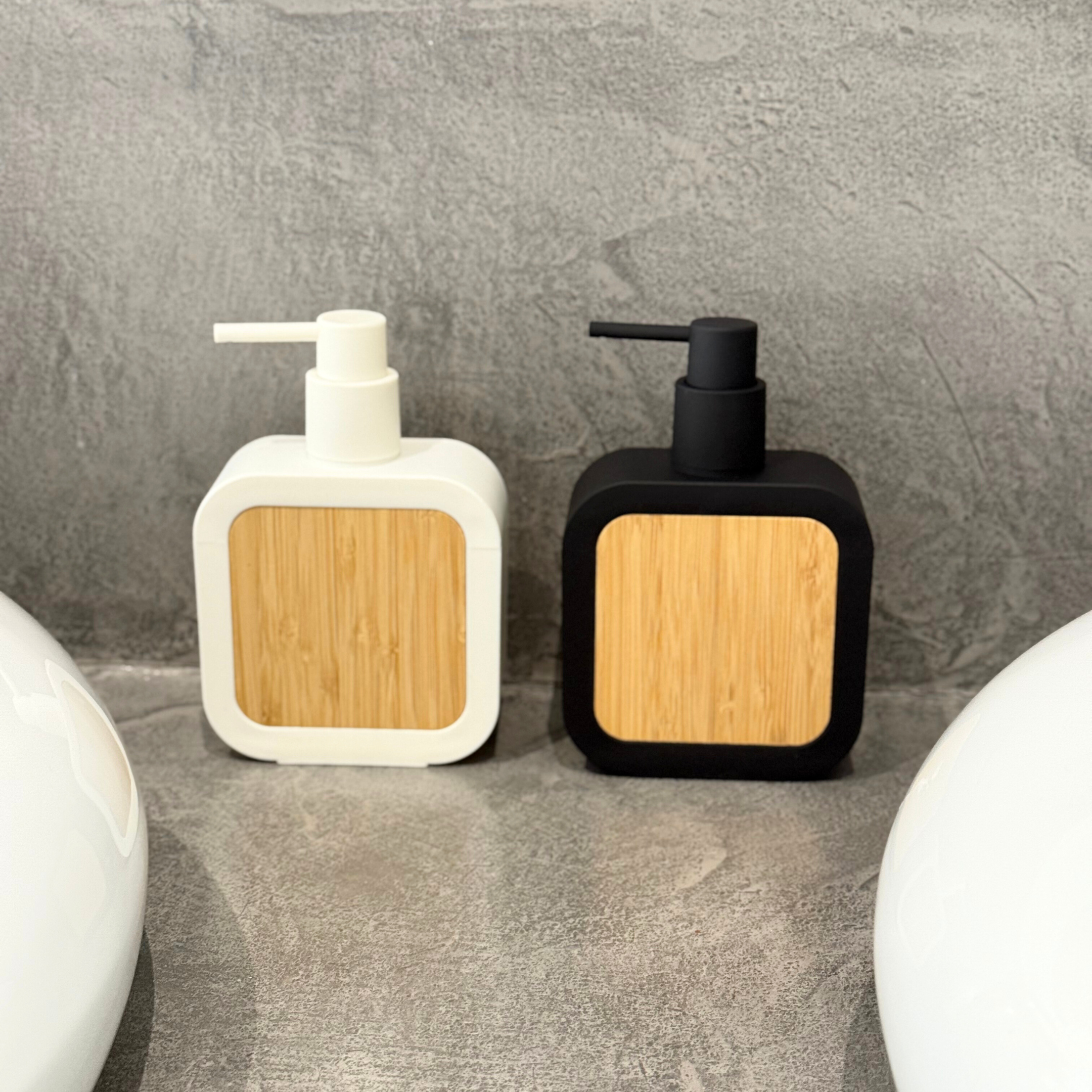 Distributeur de savon liquide en plastique et bambou naturel