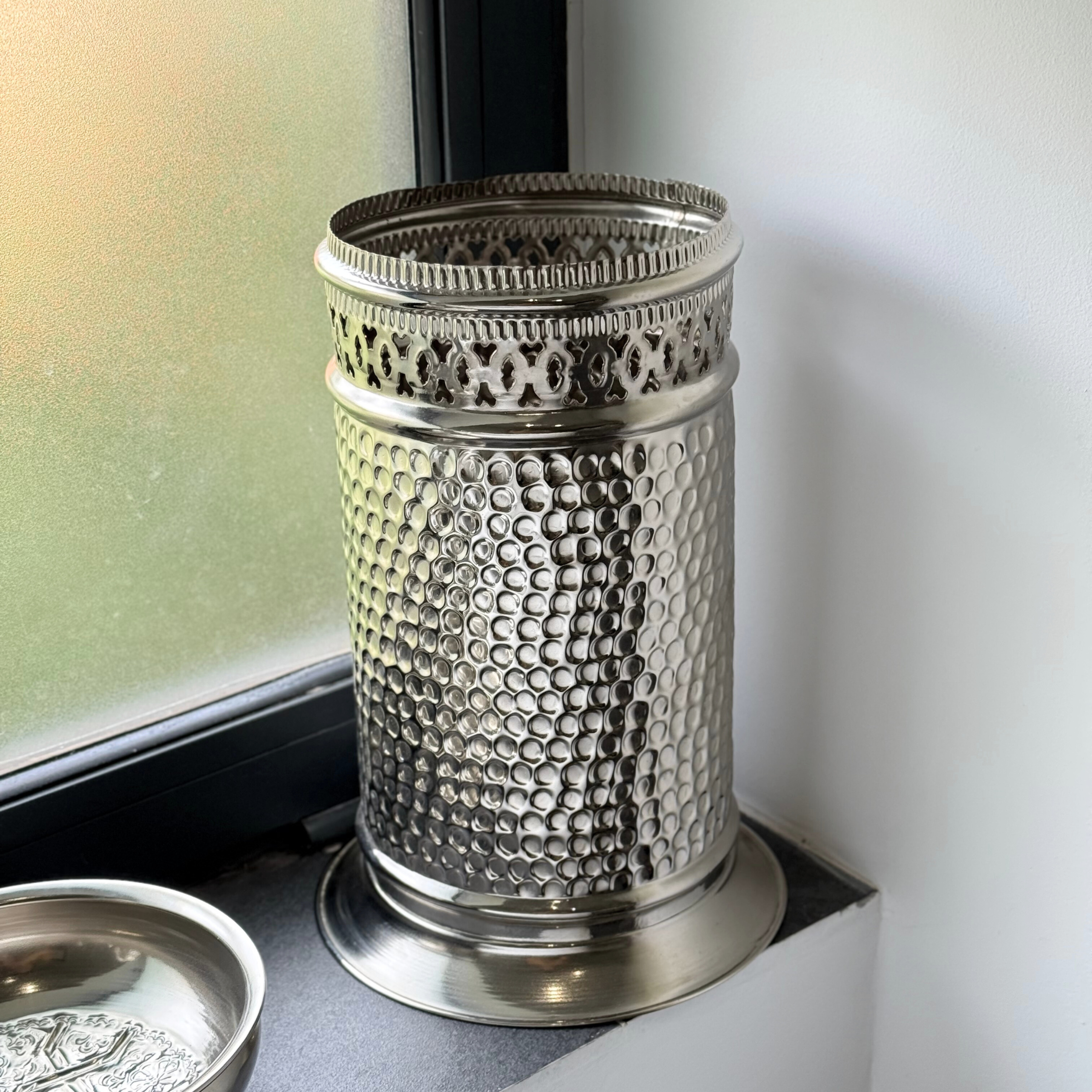 Corbeille artisanale en laiton argenté martelée