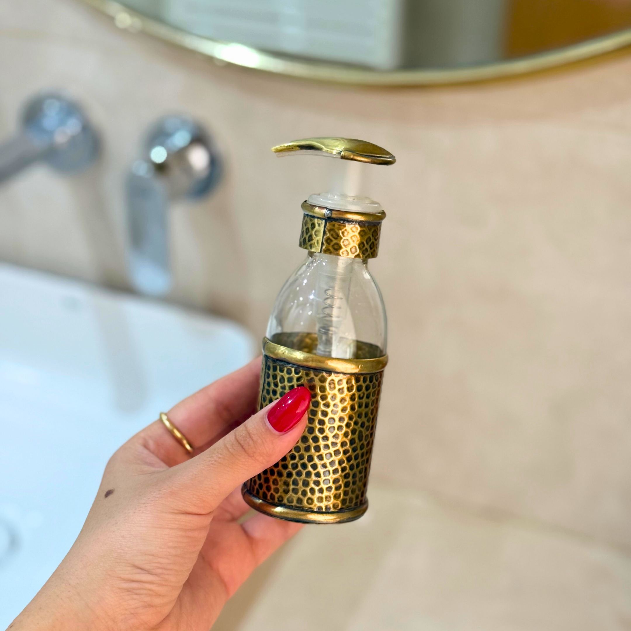 Distributeur de savon artisanal en laiton doré martelé petit 100ml