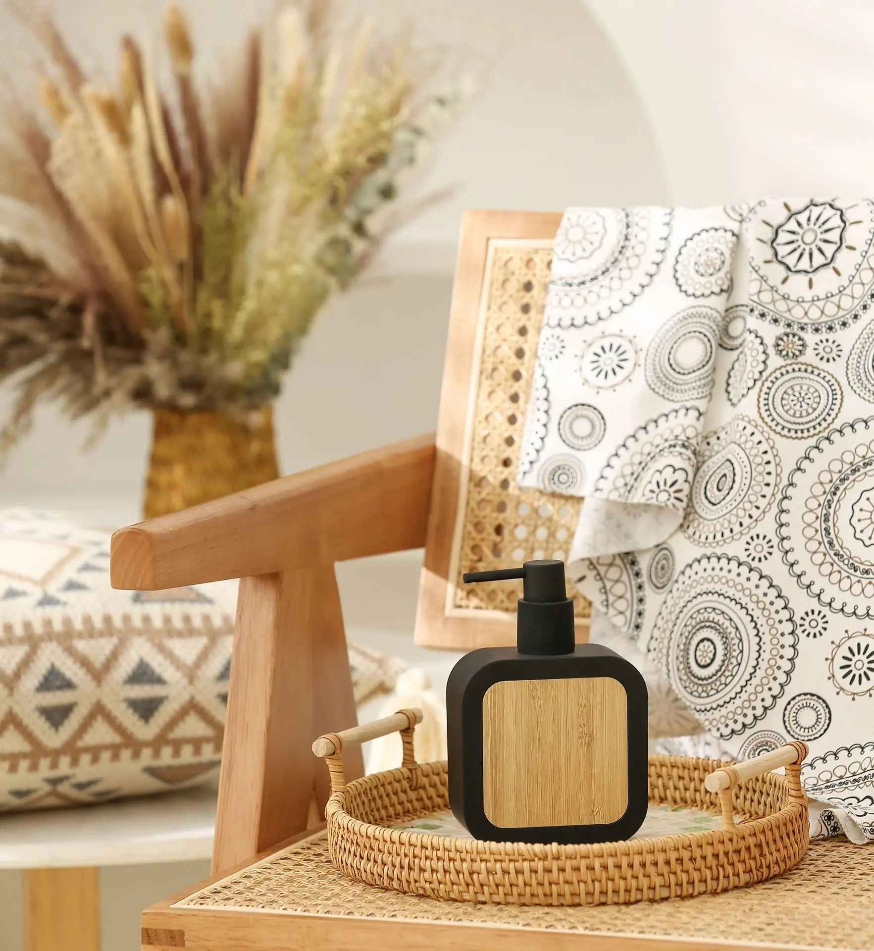 Distributeur de savon liquide en plastique et bambou naturel