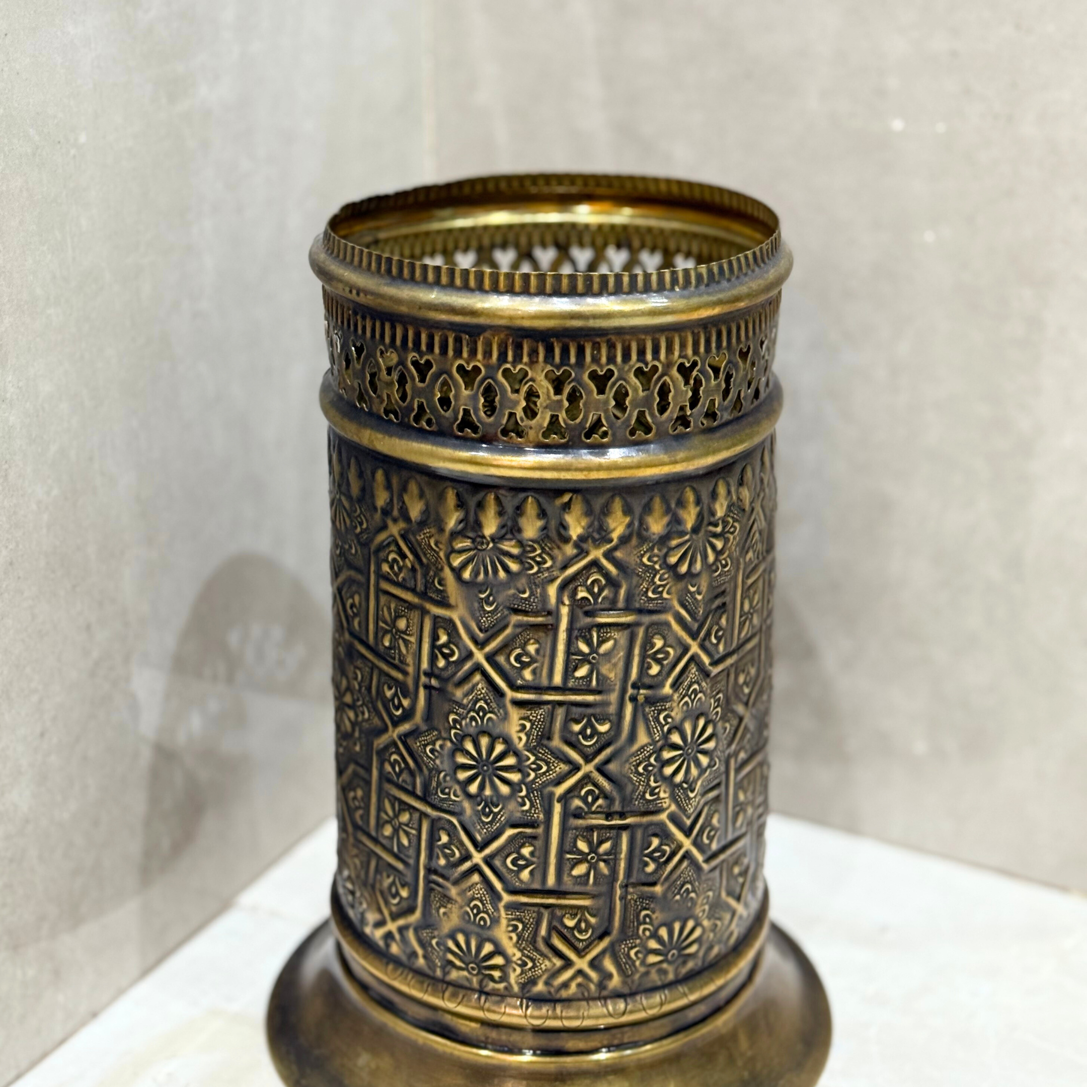 Corbeille artisanale en laiton doré vieilli