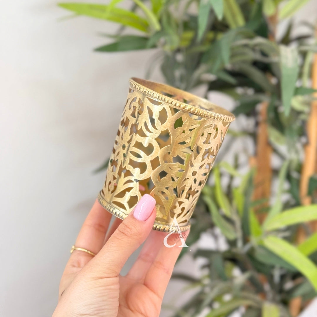 Verre artisanal en laiton doré ajouré