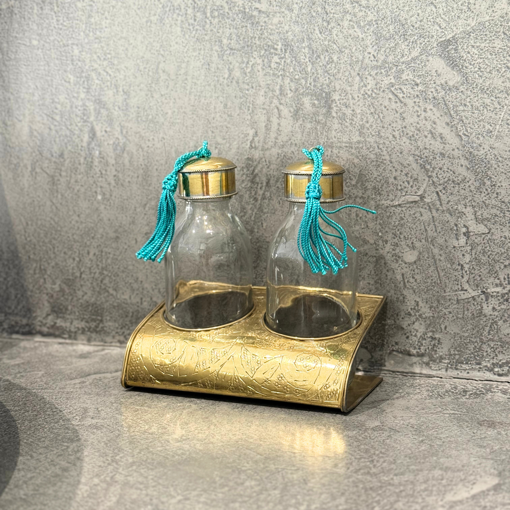 Set de 2 bouteilles artisanales avec support en laiton doré
