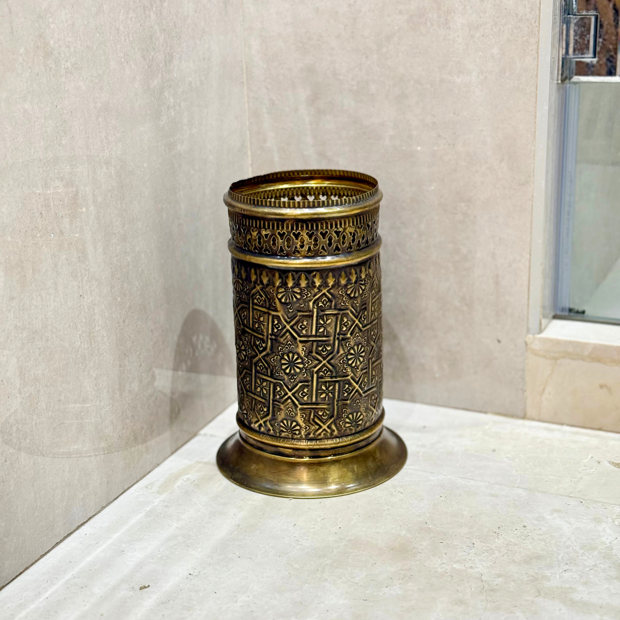 Corbeille artisanale en laiton doré vieilli