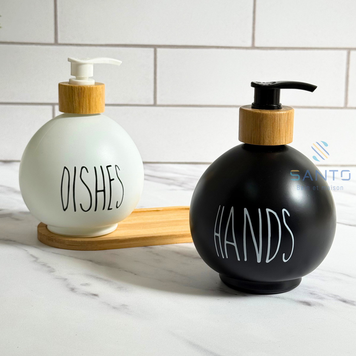 Set 2 distributeurs à savon ronds noir et blanc avec support en bois