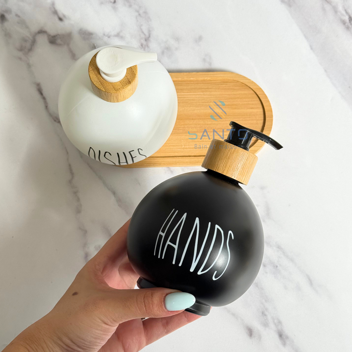 Set 2 distributeurs à savon ronds noir et blanc avec support en bois