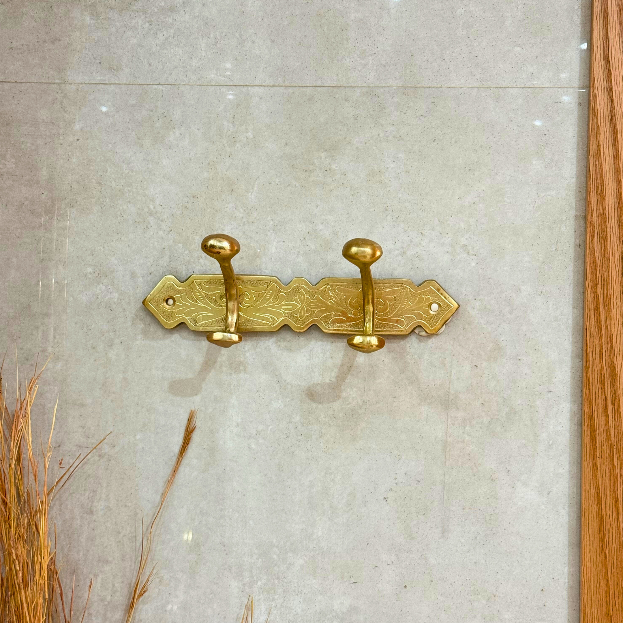Barre murale artisanale à 2 crochets en laiton doré gravé
