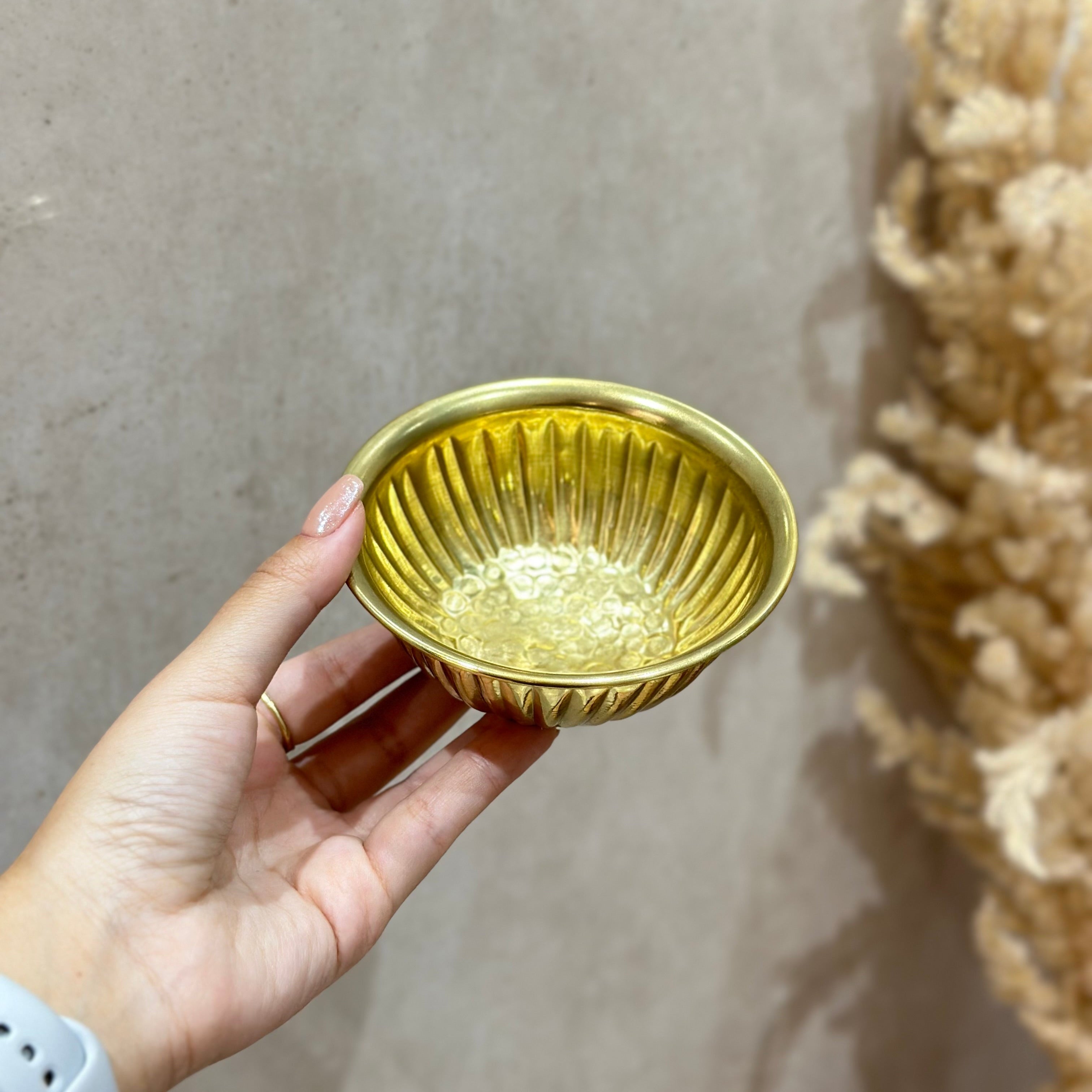 Tassa Hammam artisanale dorée en laiton martelée 11cm