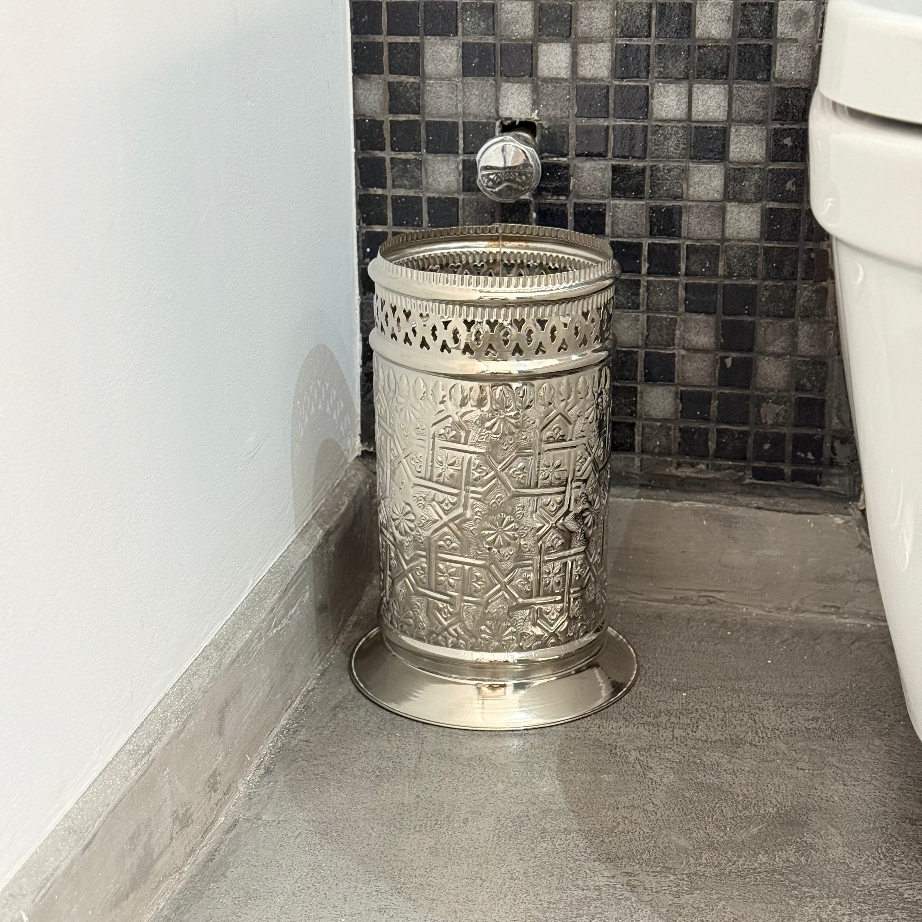 Corbeille artisanale en laiton argenté