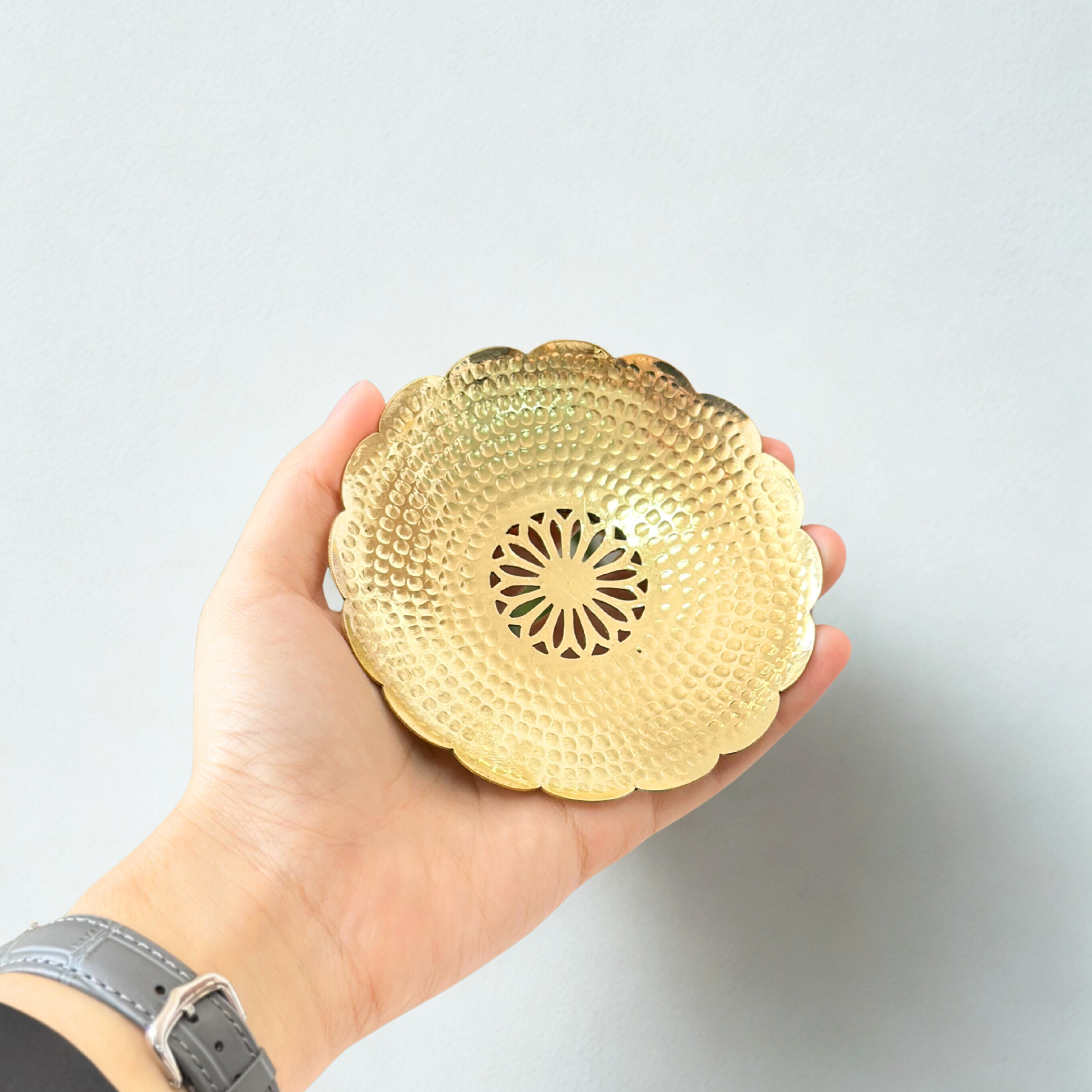 Porte-savon artisanal rond en laiton doré martelé